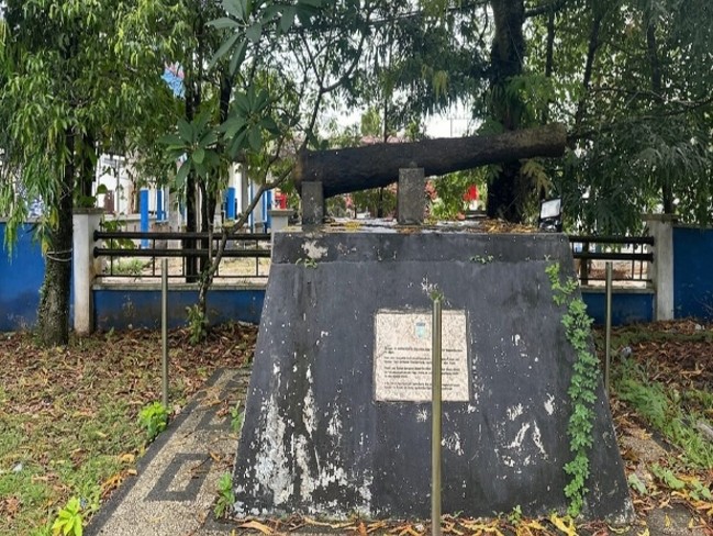Meriam (04) di depan Halaman depan Dinas Kebudayaan , Kepemudaan, Olahraga dan Pariwisata