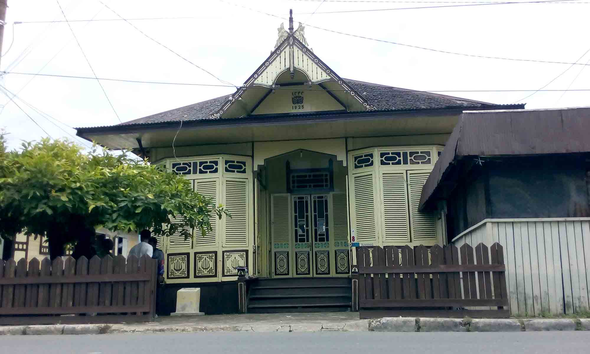 RUMAH BANJAR BANGUN GUDANG SEI JINGAH