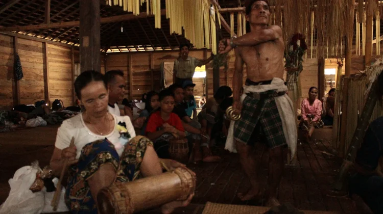 Suasana di dalam Balai Buntu, tempat berlangsungnya ritual adat Aruh Bawanang masyarakat Dayak Meratus.