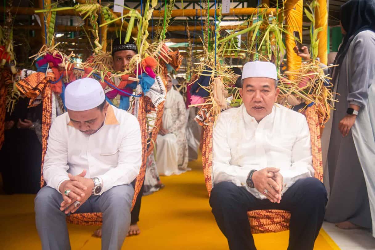 Ayunan khas Ba'ayun Mulud yang dibuat dari kain sarigading atau kain panjang yang digantung pada rangka kayu atau bambu. Ayunan dihiasi janur kuning, bunga, daun kelapa muda yang dianyam, serta berbagai perlengkapan simbolik sebagai ungkapan doa dan harapan akan keselamatan, kesehatan, keberkahan, dan masa depan yang baik bagi peserta yang diayun. Ragam hias tersebut merupakan bagian penting dari estetika tradisional Banjar yang diwariskan secara turun-temurun.