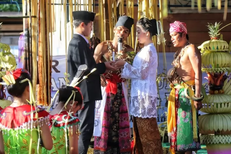 Pengantin sedang membuat janji di hadapan Balian.