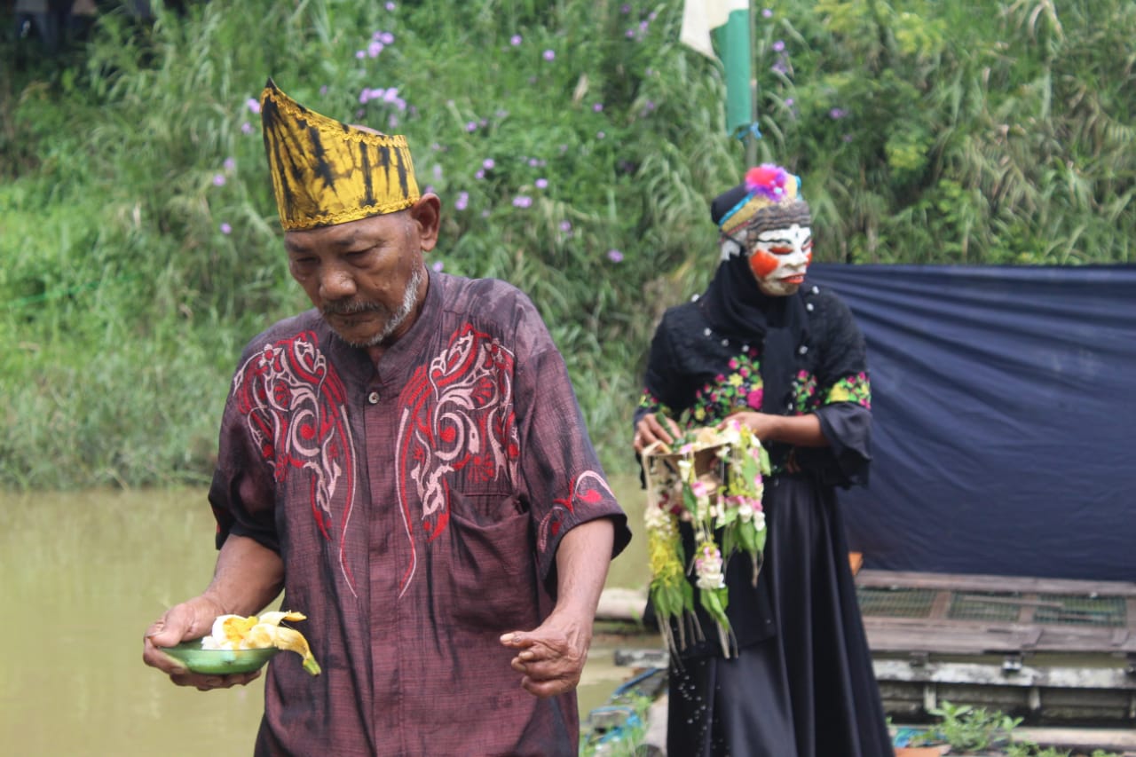 Sesajen dibawa ke tepian Sungai Banua Lawas dan ditujukan kepada Putri Mayang Sari, yang dalam kepercayaan setempat dianggap berkaitan dengan pemanggil buaya. Tradisi tersebut dimaknai sebagai ungkapan syukur sekaligus upaya menolak bala dan bencana.
