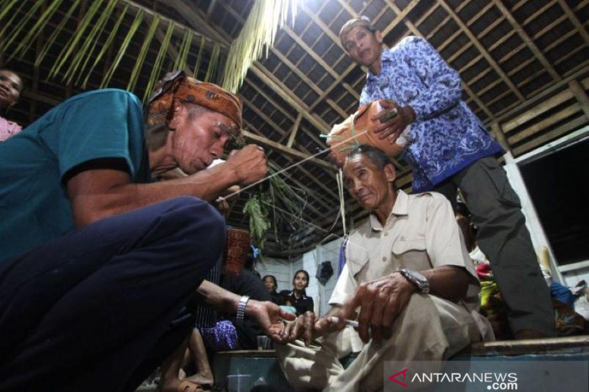 Balian sebagai pemimpin adat yang memimpin seluruh rangkaian Aruh Baharin. Balian bertugas membacakan doa-doa adat, memimpin ritual, serta memastikan seluruh tahapan upacara berlangsung sesuai ketentuan adat yang diwariskan secara turun-temurun. Keberadaan balian merupakan unsur penting dalam menjaga autentisitas tradisi Aruh Baharin.