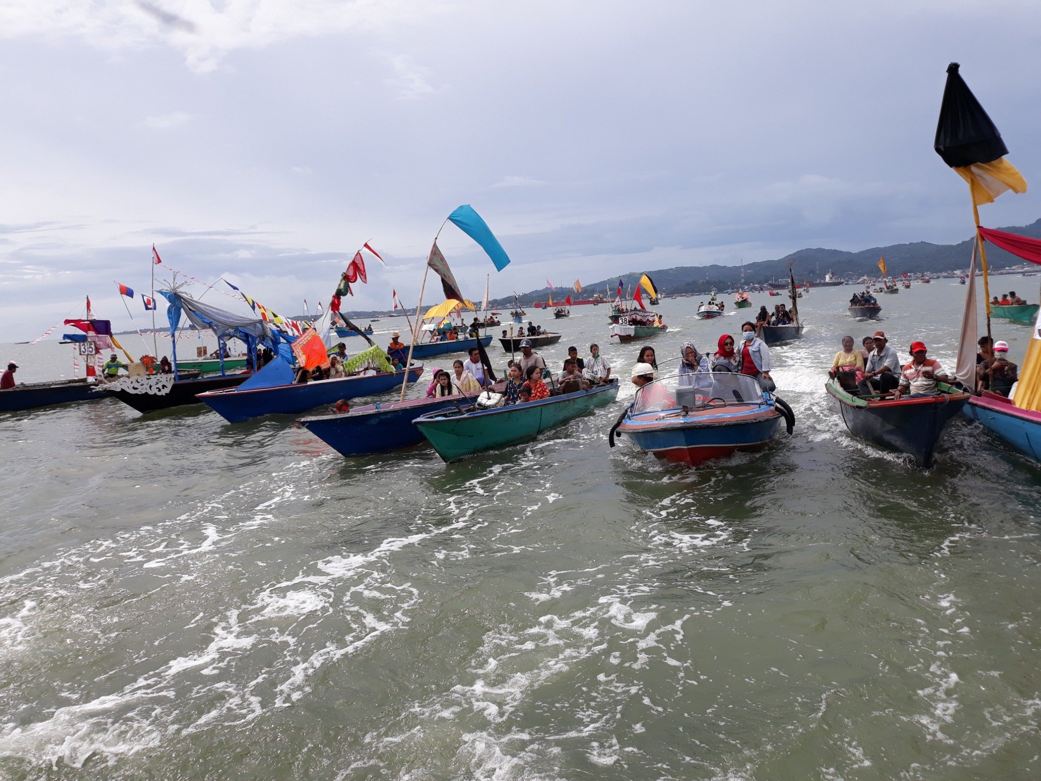 Kapal-kapal masyarakat Suku Bajau Sammah berangkat menuju titik tempat upacara Selamatan Leut Bajau Sammah.
