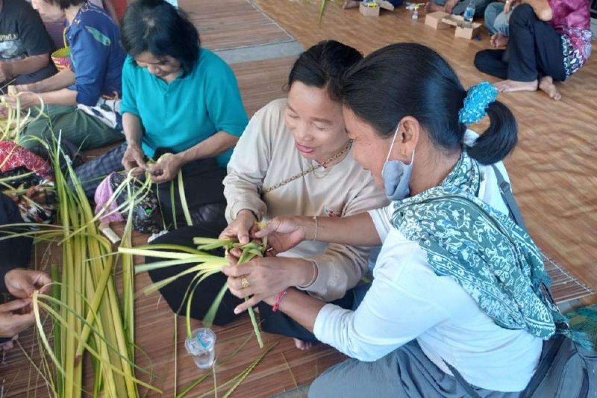 Generasi muda Desa Tabuan, Kecamatan Halong, Kabupaten Balangan, belajar membuat Patatungkalan, yaitu anyaman janur yang menjadi salah satu perlengkapan sakral dalam Aruh Baharin. Kegiatan ini merupakan bentuk pewarisan pengetahuan budaya antargenerasi agar keterampilan dan makna simbolik dalam tradisi tetap lestari di tengah perkembangan zaman.