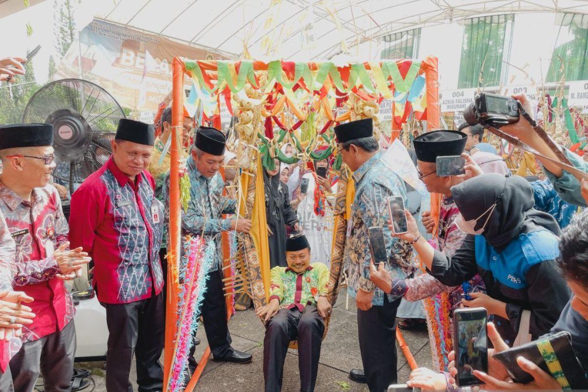 Penyelenggaraan Ba'ayun Maulid di halaman UPTD Museum Lambung Mangkurat yang diselenggarakan oleh Dinas Pendidikan dan Kebudayaan Provinsi Kalimantan Selatan sebagai bagian dari upaya pelestarian Warisan Budaya Takbenda. Kegiatan ini melibatkan masyarakat dari berbagai usia dan menjadi media edukasi budaya, promosi tradisi Banjar, serta sarana pewarisan nilai-nilai budaya kepada generasi muda. Penyelenggaraan di museum memperkuat fungsi museum sebagai ruang pelestarian budaya hidup (living heritage).