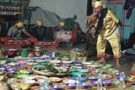 Persiapan sesaji kue sebanyak 41 macam.