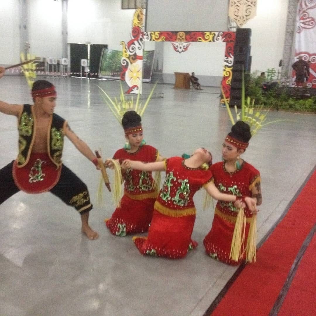 Di dalam komposisi pola lantai ini menggambarkan sang tetuha adat atau dukun sedang mengobati salah satu warga bajuin suku dayak biaju hingga sembuh.