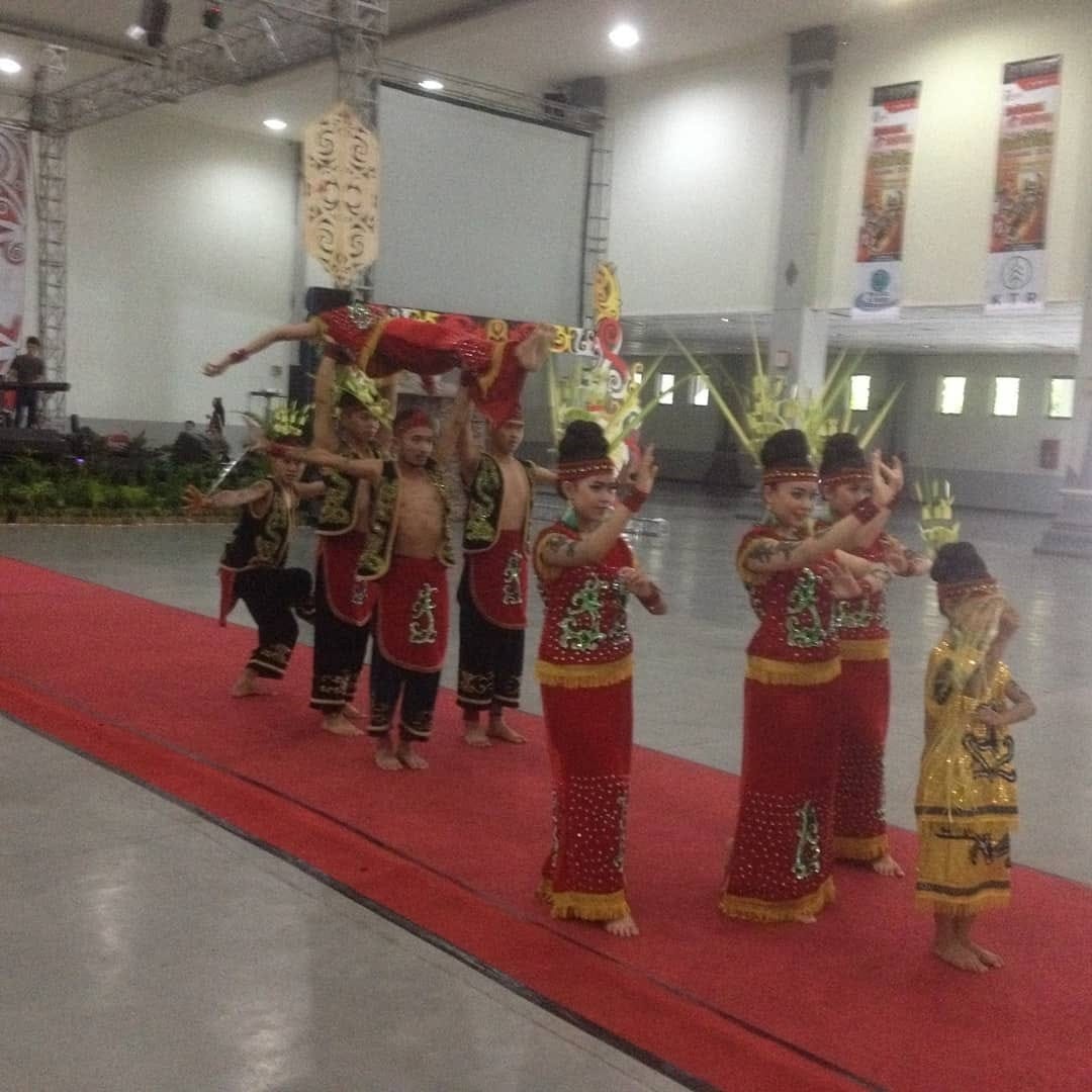 Formasi pulang dengan mengangkat warga yang kesurupan tadi dengan di tandu oleh beberapa warga dan di giring oleh dukun di belakangya.