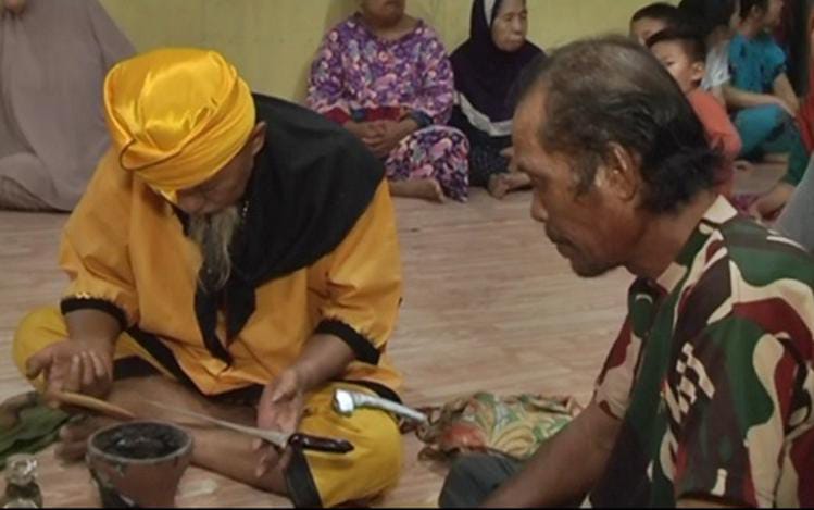 Tradisi pengobatan batatamba memadukan ramuan herbal, ritual, dan doa. Tidak hanya menyembuhkan fisik, tapi juga mental dan spiritual. Dalam praktiknya, batatamba mencakup banyak hal: pijat, pembacaan ayat suci Al-Qur’an, penggunaan mantra, hingga media khusus seperti kain sasirangan dan air jambangan.