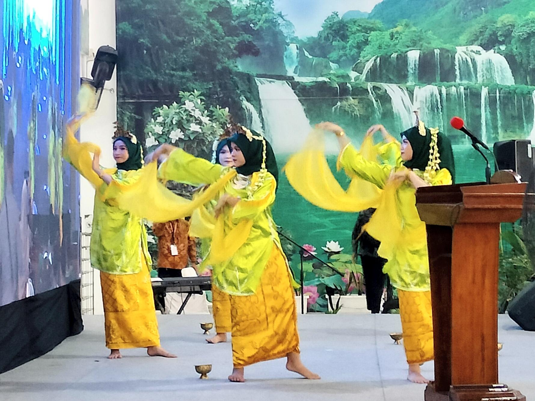 Penari Radap Rahayu dari SD Muhammadiyah 8 dan 10 Banjarmasin saat membuka CRM Award VI 2025. Para penari mengenakan busana bernuansa kuning-hijau dan menggunakan selendang serta wadah bunga sebagai bagian dari penyajian tari. Pertunjukan berlangsung di halaman Masjid Al-Jihad Banjarmasin.