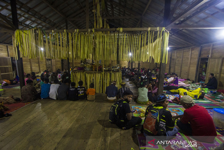 Bawanang merupakan upacara syukuran setelah panen masyarakat Dayak Meratus. Tradisi ini menjadi bagian dari siklus budaya pertanian masyarakat Meratus.
