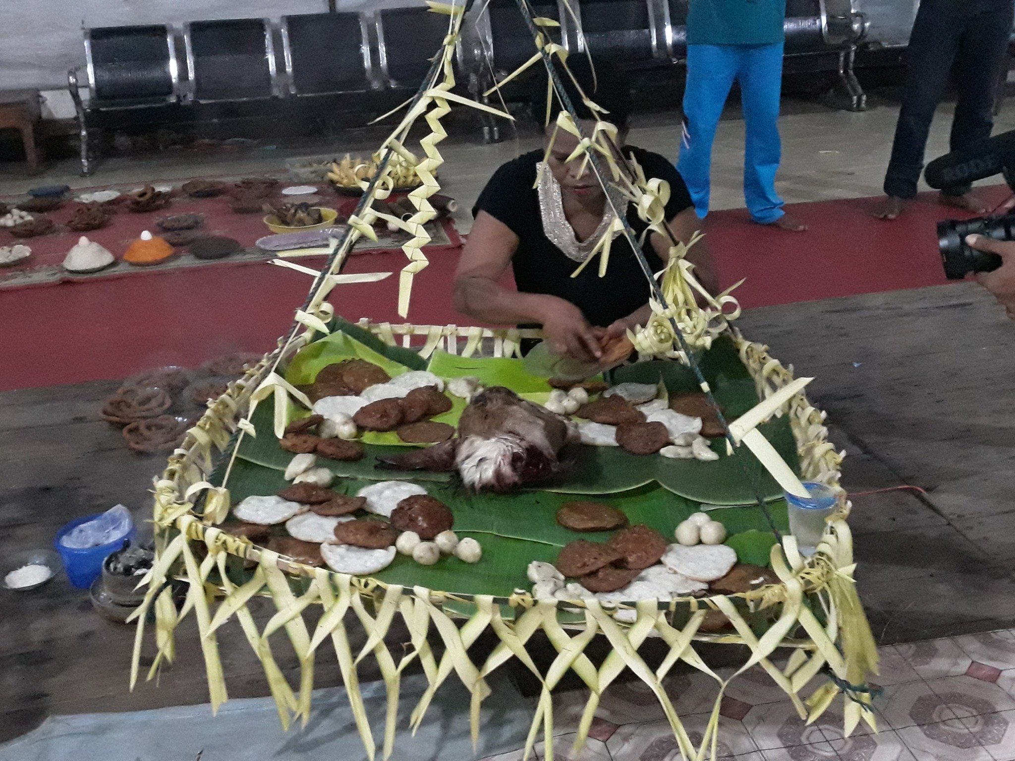 Macam-macam wadai (kue) yang disajikan dan tempat sesaji yang digunakan.