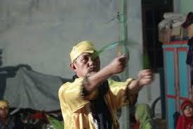 Prosesi pemanggilan roh.