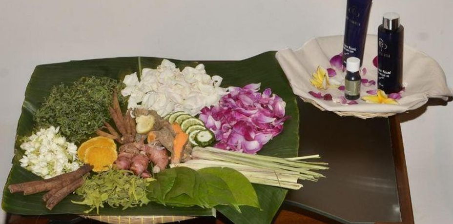 Ramuan yang digunakannya dalam batimung tradisi, diantaranya seperti bunga melati, bunga mawar, bunga kenanga, daun samakau, daun pandan, daun dilam, akar tanaman, serai wangi, daun laos, babanyun, kulabat, kemuning, kulit kayu bangkal. Bahan bahan ini kemudian diracik yaitu proses memotong ramuan menjadi beberapa bagian agar memudahkan proses pengadukan, hal ini tergantung dari jenis ramuannya.
