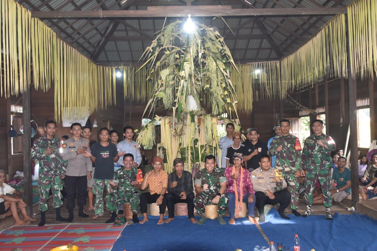 Masyarakat adat berkumpul di balai adat selama pelaksanaan Aruh. Selain sebagai ungkapan syukur atas hasil panen, kegiatan ini menjadi sarana memperkuat gotong royong, musyawarah, solidaritas sosial, serta mempererat hubungan antarkeluarga dalam komunitas Dayak Meratus. Pelaksanaan Aruh dapat berlangsung selama tujuh hingga dua belas hari sesuai kesepakatan masyarakat adat.