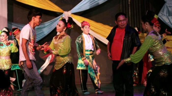 Pertunjukan Bagandut/Tari Gandut masyarakat Banjar, Kabupaten Tapin, Kalimantan Selatan. Pertunjukan menampilkan penari gandut dengan busana tradisional serta interaksi antara penari dan penonton. Bagandut merupakan seni pertunjukan tradisional yang memadukan tari, musik, lagu, dan interaksi sosial dalam pertunjukannya.