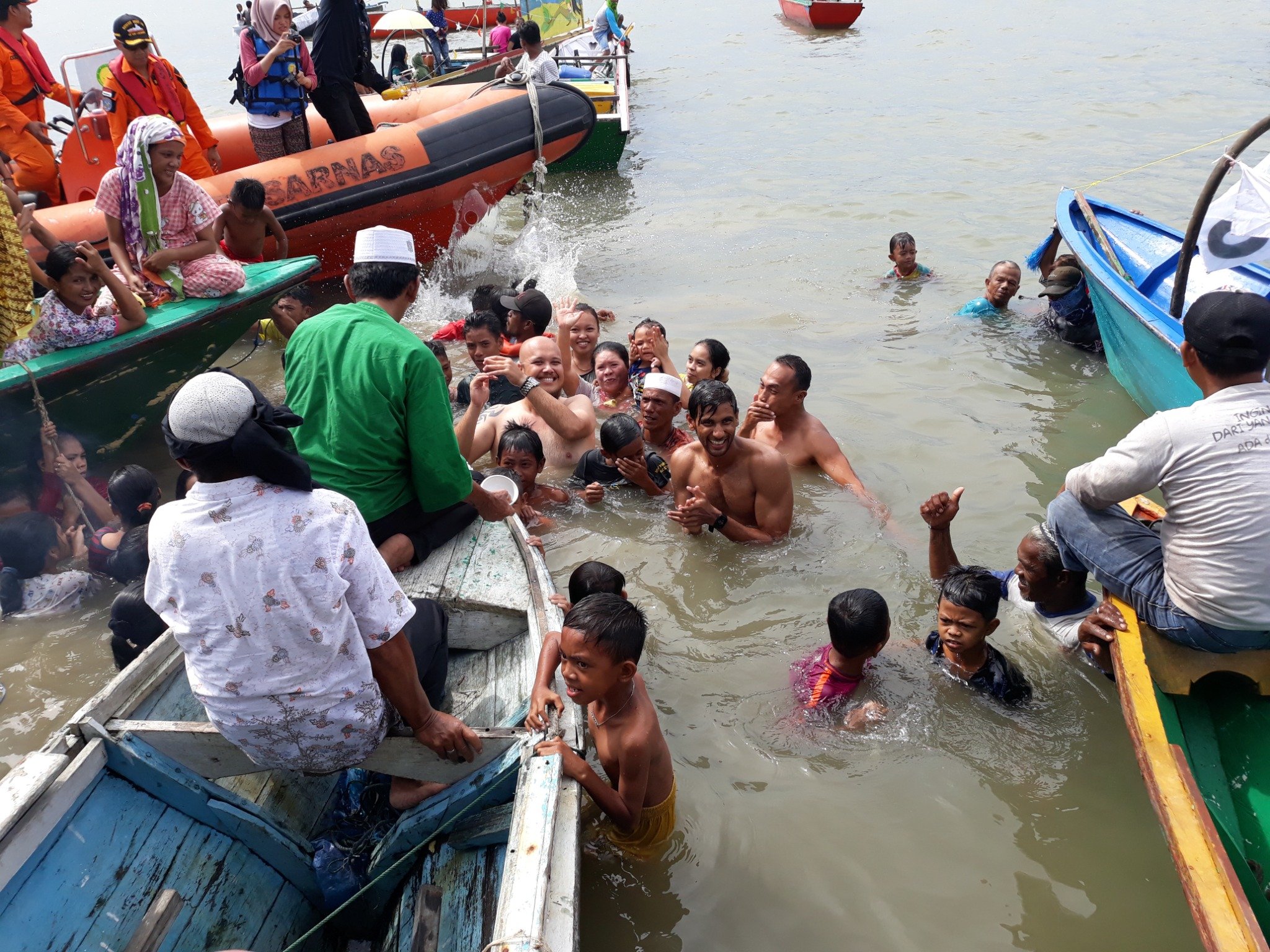 Sandro melakukan ritual Selamatan Leut Bajau Sammah.