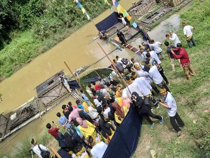 Prosesi masyarakat menuju kawasan sungai, wadah sesajen, pakaian tradisional, perlengkapan upacara, serta perahu/struktur bambu di sungai. Disini diperlihatkan bahwa Manyampir Buaya merupakan tradisi komunal yang memiliki hubungan sangat kuat dengan lingkungan sungai.